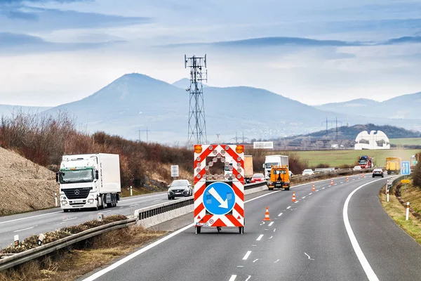 Tschechien, E-442 Autobahn, 21. März 2017: Baustellenschilder und Verkehr auf der Autobahn im Gebirge — Stockfoto