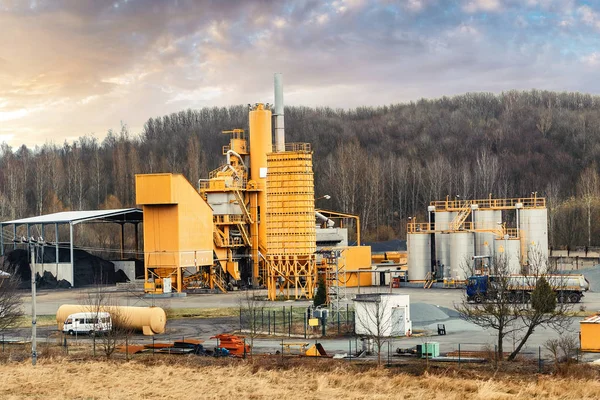 Silniční straně moderní továrna obalovně — Stock fotografie