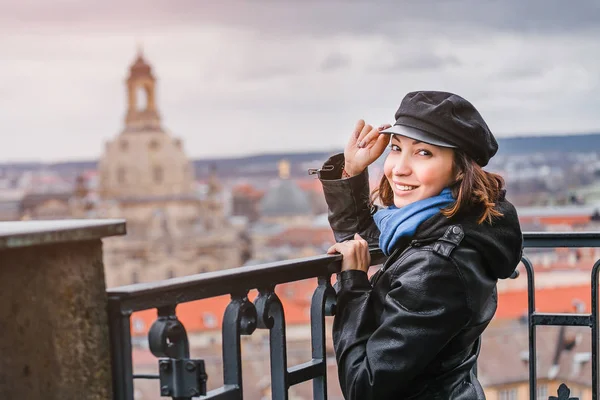 Mulher feliz viajar na Europa, de pé no local com vista para a bela paisagem urbana de Dresden — Fotografia de Stock