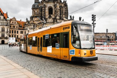 Dresden, Almanya, 21 Şubat 2017: Sarı Dresdner tramvay eski şehir