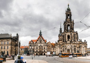 Dresden, Almanya, 21 Şubat 2017: Holy Trinity Katedrali tiyatro kare panoramik görünümünden