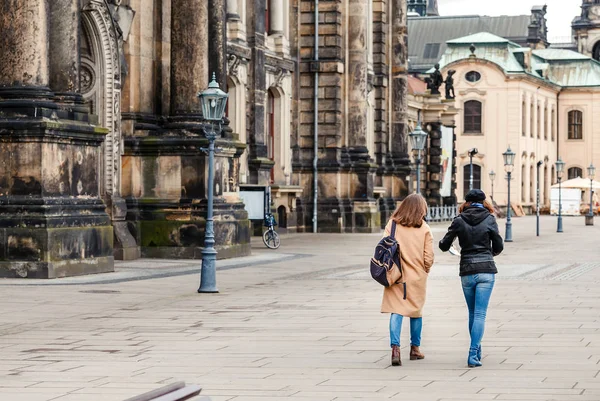 Две женщины идут вместе в Дрездене, Германия. Путешествие с друзьями — стоковое фото