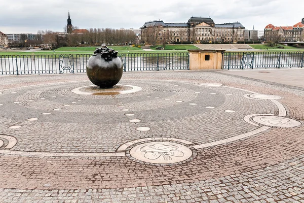 드레스덴, 독일, 3 월 21 일, 2017: 7 행성의 요새에 기념물은 지구와 태양 전지 시스템의 변형 전쟁 torned 공을 중심으로 조각 청동 그룹 — 스톡 사진