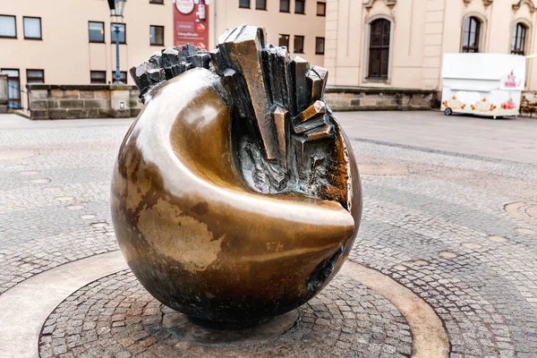 Dresden, deutschland, 21. märz 2017: das denkmal für die bastionen der sieben planeten ist eine skulpturale bronzegruppe mit einer deformierten kriegszerrissenen kugel aus erde und sonnensystem — Stockfoto