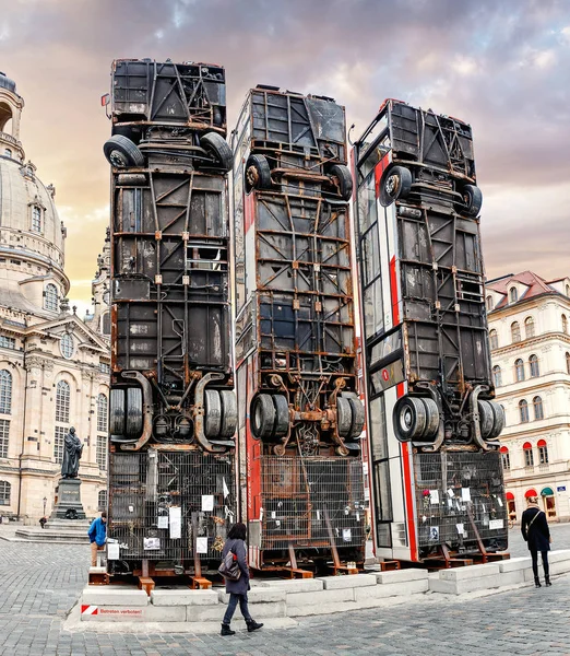 DRESDEN, ALEMANIA, 21 DE MARZO DE 2017: Instalación de tres autobuses montados verticalmente en la Plaza de Dresde en memoria de los trágicos acontecimientos militares en Siria y la ciudad de Alepo — Foto de Stock