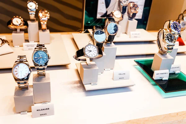 DRESDEN, ALEMANHA, MARÇO 21, 2017: Relógio de pulso de luxo da empresa Rolex no balcão da loja com etiquetas de preço — Fotografia de Stock