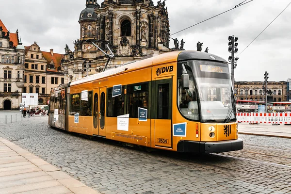 DRESDEN, ALEMANIA, 21 DE MARZO DE 2017: Tranvía Dresdner Amarillo en el casco antiguo — Foto de Stock