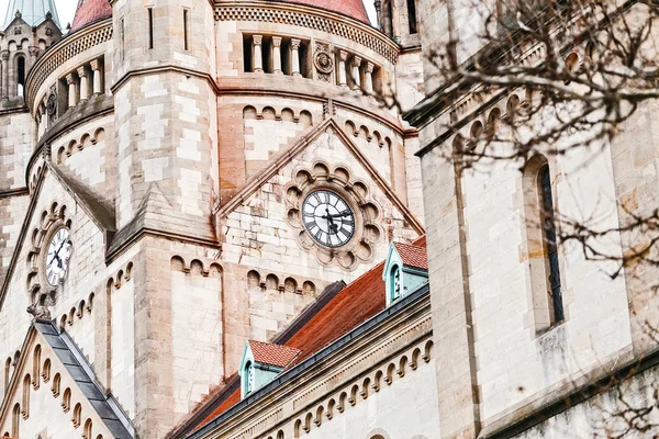 Detalle de primer plano de la iglesia de San Francisco de Asís en Viena, Austria en invierno — Foto de Stock