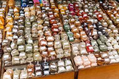 Viyana, Avusturya, 23 Mart 2017: renkli çeşitli torbalar içinde baharatlar açık piyasa içinde paketlenmiş