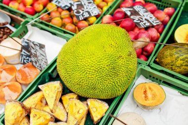 Taze egzotik tropik meyve Durian ve diğerleri açık bir Market Satılık.