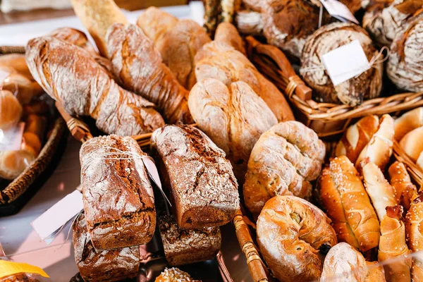 Diferentes tipos de pão artesanal para venda no mercado — Fotografia de Stock