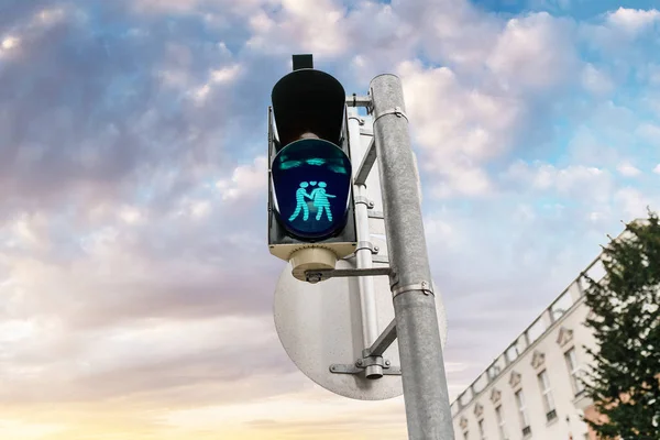 El encantador semáforo con figuras de dos hombrecitos pasando la calle a la luz verde con forma de corazón — Foto de Stock