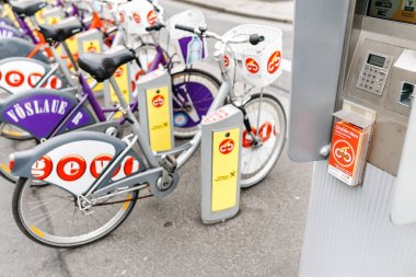 Viyana, Avusturya, 23 Mart 2017: şehrin sokak Bisiklet Kiralama Park