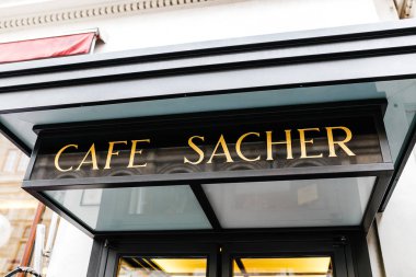 Viyana, Avusturya, 23 Mart 2017: Cafe Sacher Viyana'da ünlü mutfak cazibe giriş