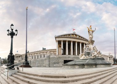 Avusturya Parlamentosu filozoflar heykelleri ile Yunan Biberi ve ünlü Pallas Athena çeşme ile beyaz sütunlar ve Viyana'da bina ana giriş