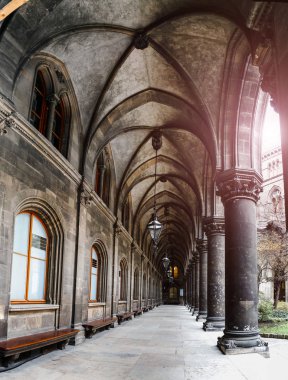 Belediye güzel mimari ile eski bir koridor kararmış sütunlarla iç avlusu