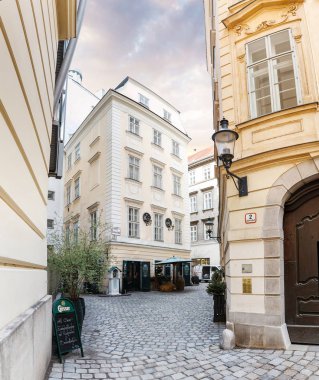 Vienna, Avusturya - 23 Şubat 2017: Boş şehir ile eski mimari sokak görünümünü