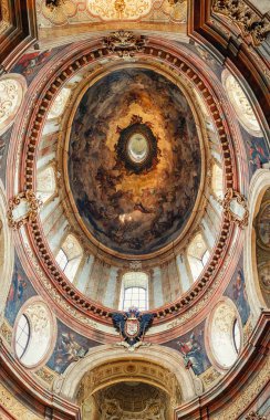 Viyana, Avusturya - 23 Şubat 2017: St. Peter's Barok Roma Katolik parish Kilisesi Viyana'da güzel iç