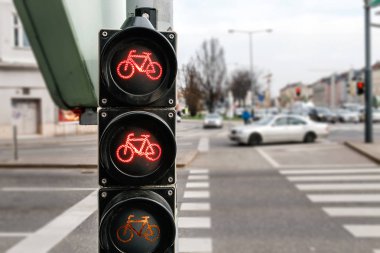 Şehir sokak arka plan üzerinde kırmızı bisiklet trafik ışıkları
