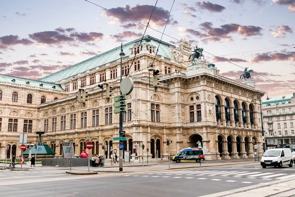 ВЕНА, Австрия, 23 марта 2017: Венская опера - одна из самых известных в мире, главная достопримечательность города — стоковое фото
