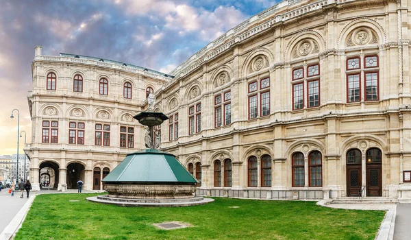 Wien, Österrike, 23 mars 2017: Wien Opera är en av de mest kända i världen, huvudsakliga landmarken av staden — Stockfoto