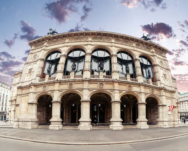 Wien, Österrike, 23 mars 2017: Wien Opera är en av de mest kända i världen, huvudsakliga landmarken av staden. Skott gjort med fisheye-objektiv — Stockfoto