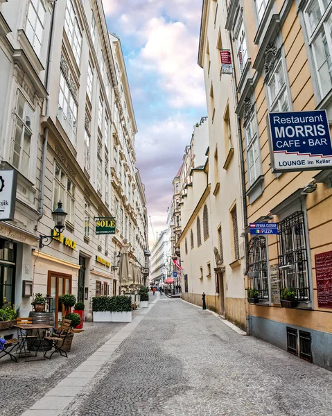 VIENNA, ÁUSTRIA, 23 de março de 2017: a rua estreita no centro da cidade de Viena, Áustria — Fotografia de Stock