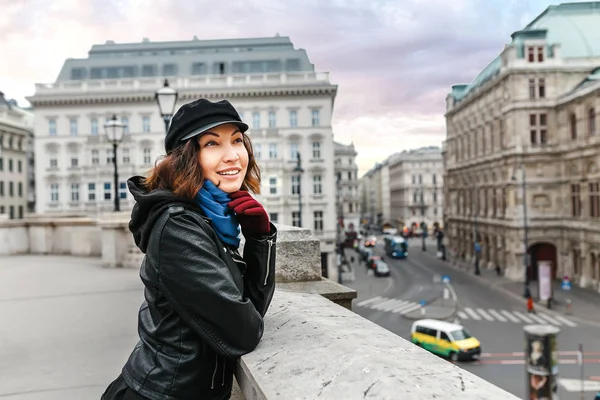 Jovem asiática turista na rua no centro de Viena sorrindo no inverno — Fotografia de Stock