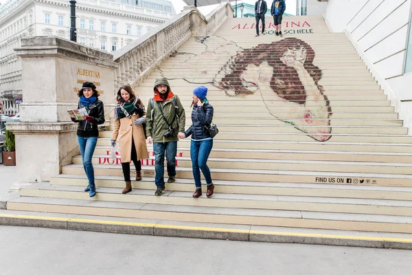 VIENNA, AUSTRIA, 23 MARZO 2017: Un gruppo di amici del turista alla famosa scalinata dipinta del Museo d'Arte Albertina — Foto Stock