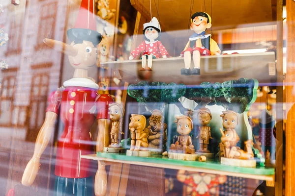 Wien, Österrike, 23 mars 2017: traditionella trä Pinocchio leksak souvenirbutik — Stockfoto