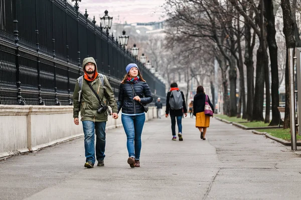 Kobieta i mężczyzna turystycznych przyjaciół spaceru razem w Europie wąskiej uliczce — Zdjęcie stockowe