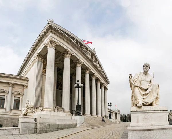 Главный вход в здание парламента Австрии в греческом стиле со статуями философов и белыми колоннами со знаменитым фонтаном Паллада Афина и в Вене — стоковое фото