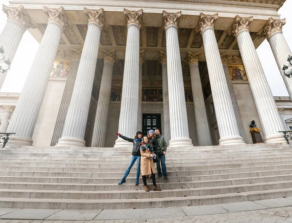 Grupo multi-étnico de amigos se divertindo enquanto viaja na Europa, Viena — Fotografia de Stock