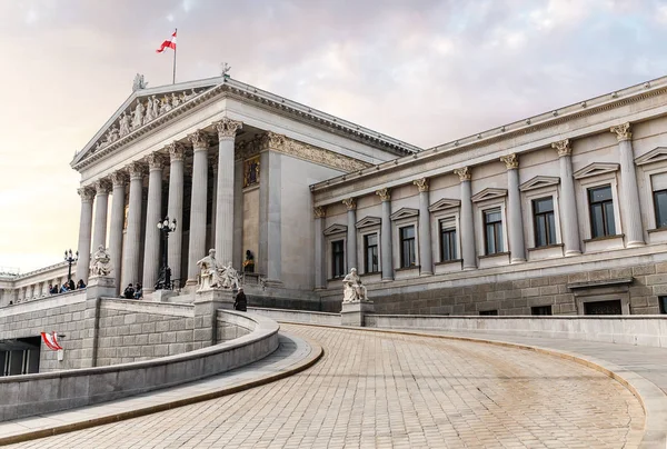 Entrada principal del edificio del parlamento austriaco en estilo griego con estatuas de filósofos y columnas blancas con la famosa fuente Pallas Athena y en Viena —  Fotos de Stock