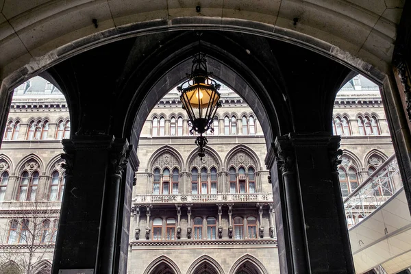 Η εσωτερική αυλή από το Δημαρχείο με την όμορφη αρχιτεκτονική, ένα παλιό διάδρομο με μαυρισμένα στήλες — Φωτογραφία Αρχείου