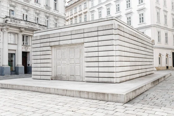 VIENNE, AUTRICHE, JUIN 2016 : Le mémorial aux victimes de l'Holocauste à Vienne symbolise une bibliothèque fermée avec des livres de destins humains qu'il n'est plus possible de lire et d'ouvrir — Photo