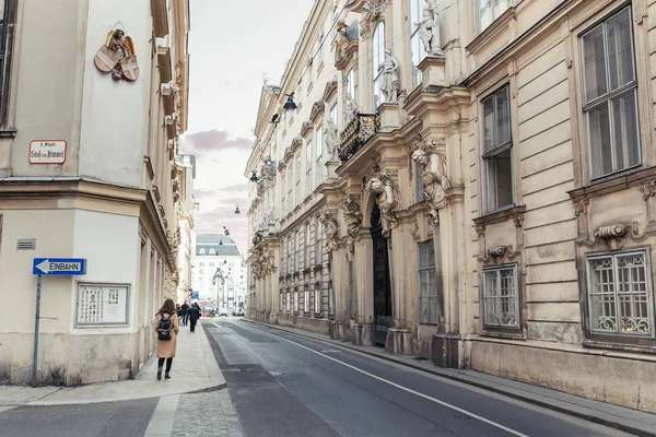 VIENNE, AUTRICHE - 23 MARS 2017 : Vue de la rue de la ville avec des foules de gens avec une architecture ancienne — Photo