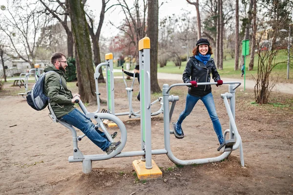 Друзья туристов тренируются в спорте и фитнесе в парке на улице общественного бесплатного тренажерного зала — стоковое фото