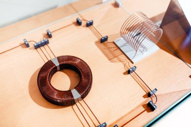 Elektrik ve bobin bobin ile fiziksel bir deneme