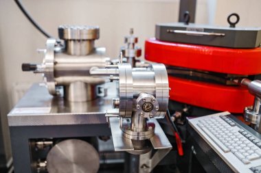 Metalik modern boru düğümleri bağlantıları fabrikada, Endüstri/sanayii donatımı kavramı