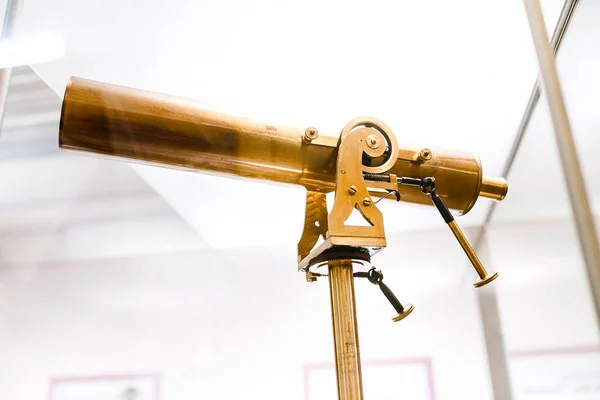 Bir tripod üzerinde eski vintage teleskop — Stok fotoğraf