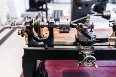 Endüstriyel metal Frezeleme makineleri, eski bir fabrikada