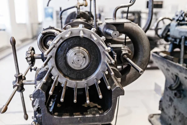 O equipamento velho da máquina-ferramenta do torno para o trabalho do metal vários — Fotografia de Stock