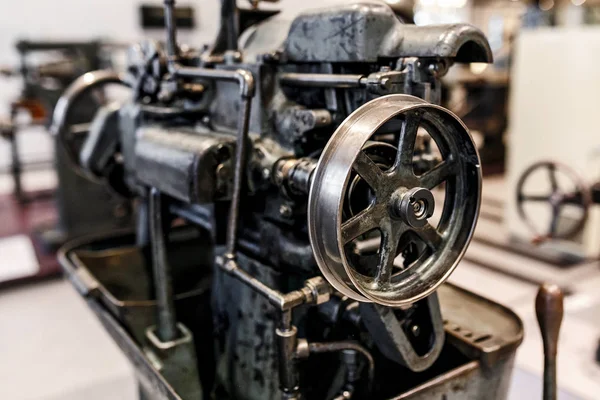 O equipamento velho da máquina-ferramenta do torno para o trabalho do metal vários — Fotografia de Stock