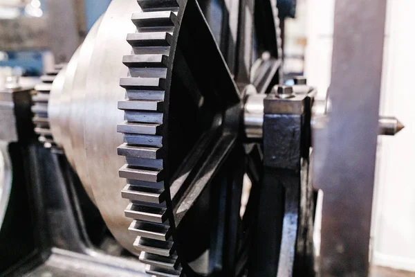 Ingranaggi ruota dentata di grandi dimensioni in officina meccanica metallica — Foto Stock