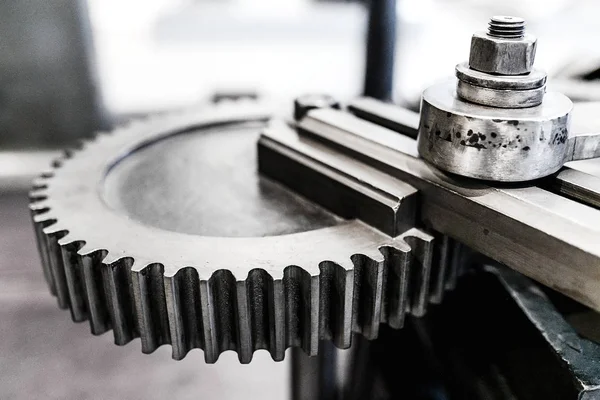 Engrenagem grande do cogwheel na loja de trabalho da máquina do metal — Fotografia de Stock