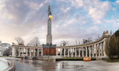 24 Şubat 2017, Viyana, Avusturya: bu anıt Sovyet askerleri onuruna öldü burada 1945 baharında Viyana'da Schwarzenbergplatz meydanında yer alan Simgesel Yapı