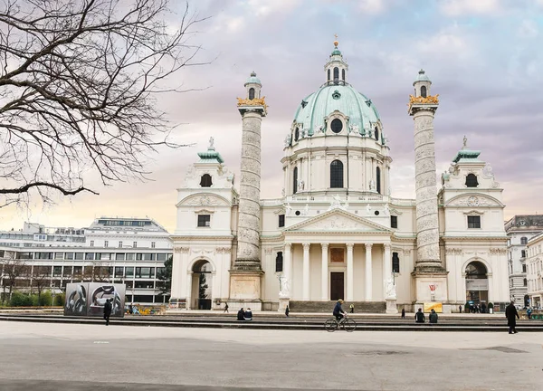 Karlskirche kyrka panorama är ett Wien och Österrike landmärken på vårvintern — Stockfoto