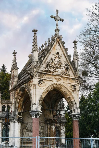 Antiguo edificio de tumbas góticas abandonado en el cementerio central de Viena — Foto de Stock