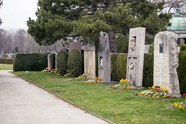 Steegjes van de oude centrale Vienna begraafplaats met crypten en graven — Stockfoto